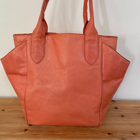 Hobo International large leather tote in salmon color. - Picture 4 of 16